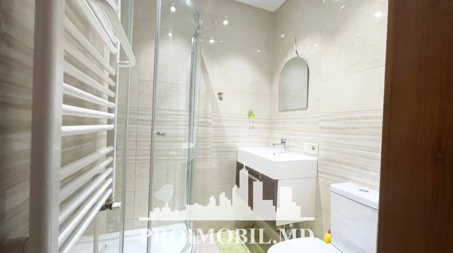 https://images.proimobil.md/68ydycbO_ZgVP2er84ZO0UTk15SV0ssp0n26T7OySoQ/watermark:0.75:so:0:30:0.39/resize:fill:1460:816:1/gravity:ce/bG9jYWw6Ly8vZXN0YXRlL2xyLzU5NTU0NGZiLTYzMGQtNDE0Ni1iMjlmLWEwNjE3ZGI3ZWQzOS5qcGVn