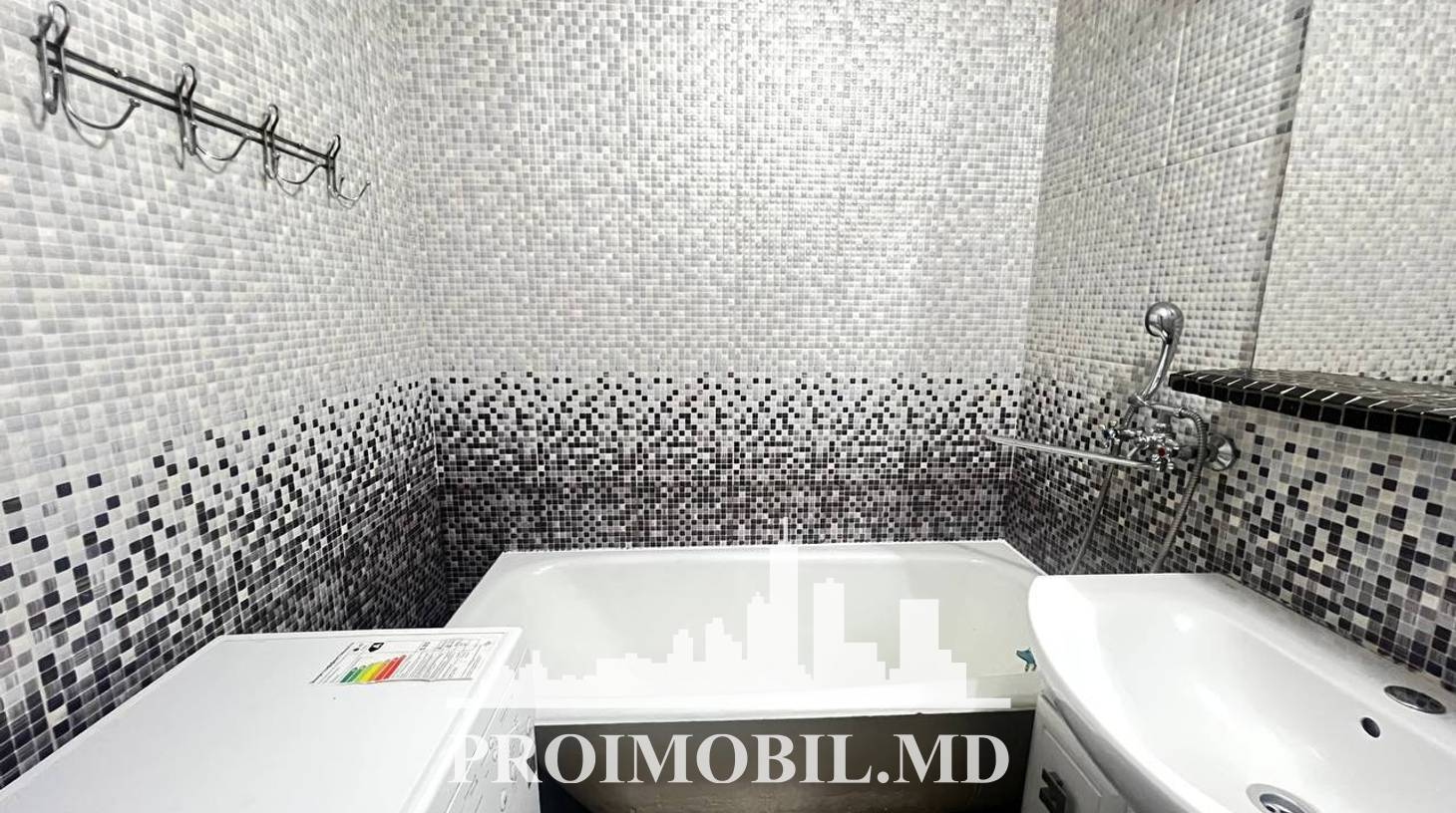 https://images.proimobil.md/6DjAXiRGBpv1Z1V2BdUDZCgCQsx4PeysLbljsMjASSM/watermark:0.75:so:0:30:0.39/resize:fill:1460:816:1/gravity:ce/bG9jYWw6Ly8vZXN0YXRlL2xyL2Q3NWYyZGYzLTYxNDAtNGRiZC05N2E4LTI2NWZlNzYyN2E1OS5qcGVn
