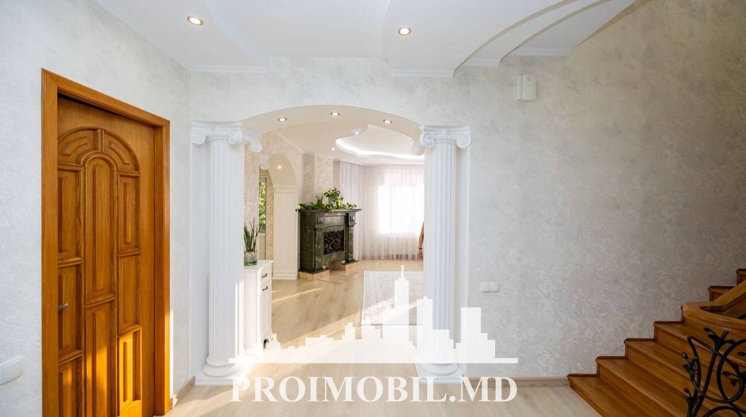https://images.proimobil.md/6ZJlJEiojJmFPtVLCbNMBiqCXBus2-Vv3X8qQC8k8nY/watermark:0.75:so:0:30:0.39/resize:fill:1460:816:1/gravity:ce/bG9jYWw6Ly8vZXN0YXRlL2xyLzAyNDIwZTg1LTE3NDQtNDFmMi1iZGJjLTMwNDA1NjcwMGFlMC5qcGVn