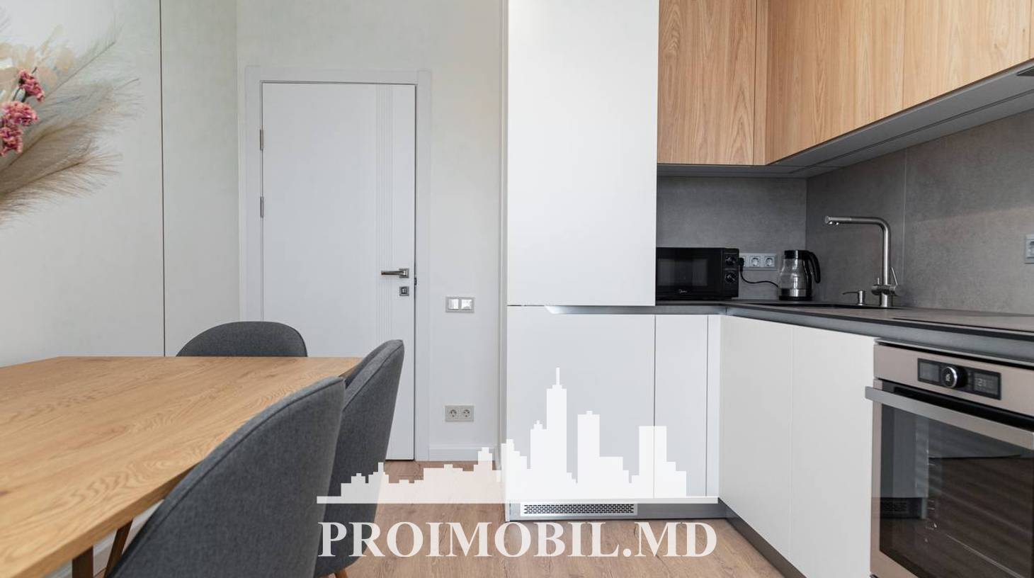 https://images.proimobil.md/6ifG2l-53dyuZApZ5aEFzvnjM-9WD2pjHQcTUhfJrxg/watermark:0.75:so:0:30:0.39/resize:fill:1460:816:1/gravity:ce/bG9jYWw6Ly8vZXN0YXRlL2xyLzNmNmIwMmI3LTM4ZDYtNDA1Ny05ZjBkLWM5ODc4OTVkYzM2Ny5qcGVn