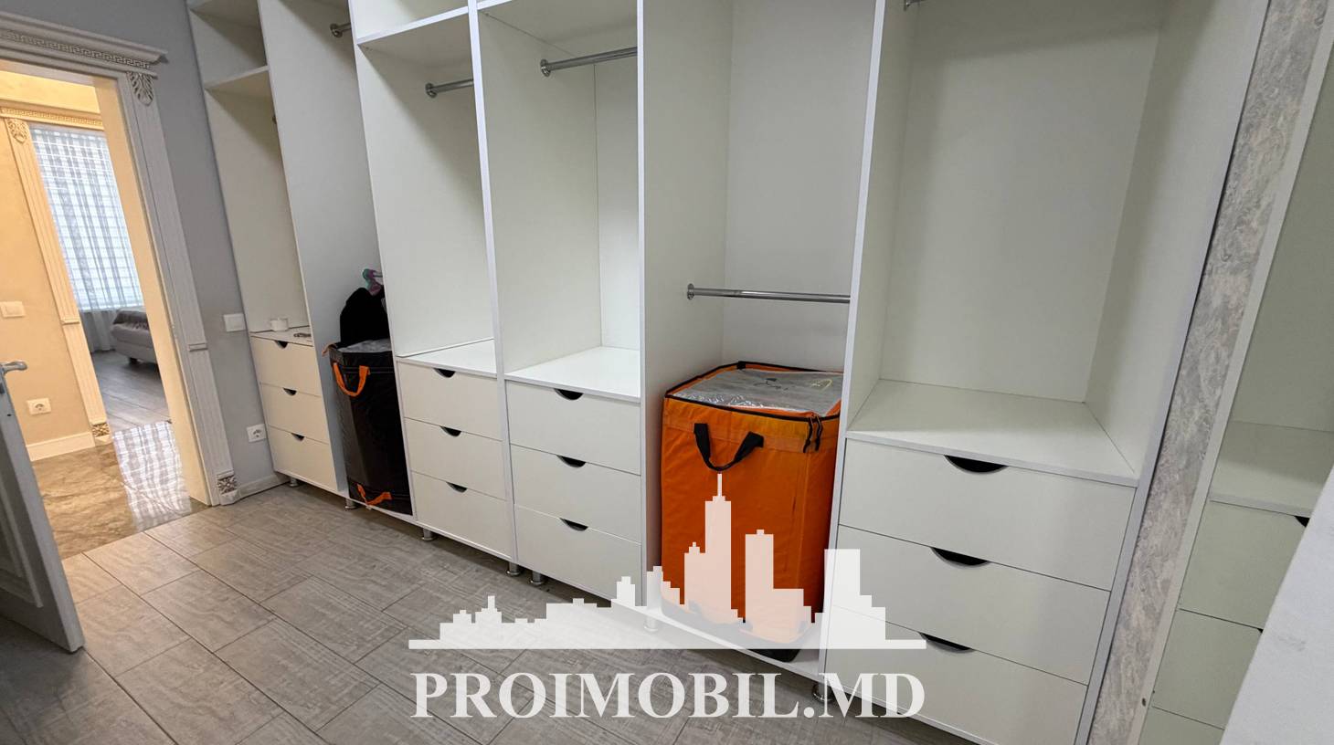 https://images.proimobil.md/6k__DXfSdwwXLoQQ5Y4yMF3qODGY3ZGXsjKP4RUniEE/watermark:0.75:so:0:30:0.39/resize:fill:1460:816:1/gravity:ce/bG9jYWw6Ly8vZXN0YXRlL2xyL2M0NTcyOGM0LTc5ZDAtNDI0Ni05OGE3LTZlMGE5NDViZGNlMC5qcGVn