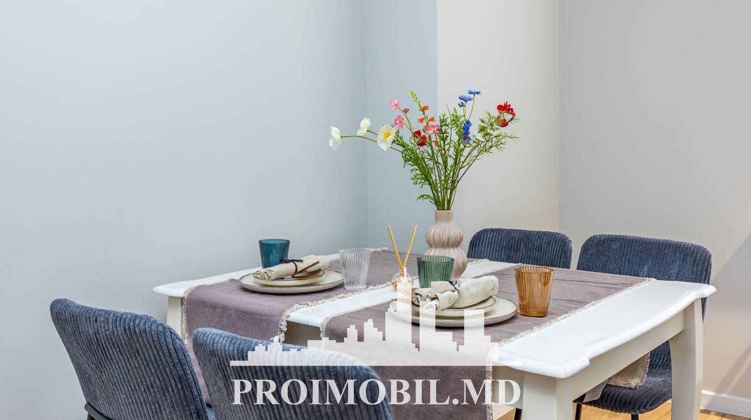 https://images.proimobil.md/6uurYy54IUxaouAx19WNLXM4XjkWZg7F7vuBPwYNYj0/watermark:0.75:so:0:30:0.39/resize:fill:1460:816:1/gravity:ce/bG9jYWw6Ly8vZXN0YXRlL2xyL2FlNzZjM2IyLTVkZjEtNDI1Ny04MDQ0LTc0MWQyNjgzM2IxMC5qcGVn