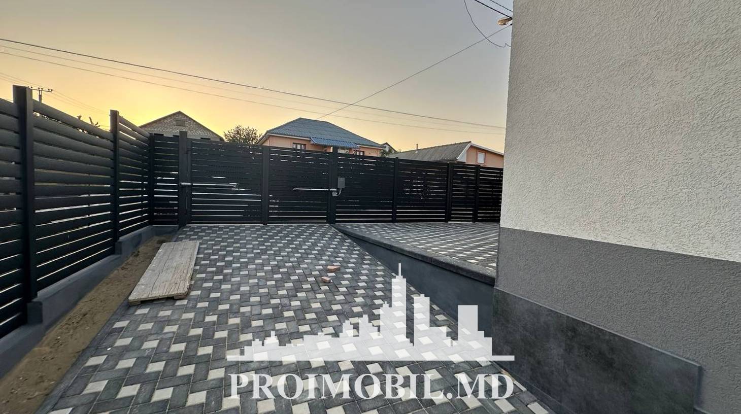 https://images.proimobil.md/6xta-tBdB1vfpY3Q4QKSQkxAvXFdSb2mojoCRQs4X3k/watermark:0.75:so:0:30:0.39/resize:fill:1460:816:1/gravity:ce/bG9jYWw6Ly8vZXN0YXRlL2xyLzg5MTA5ZjNjLTE2ZDQtNDNiNC1iNjAwLWQzYTM4M2JkYjdjYS5qcGVn