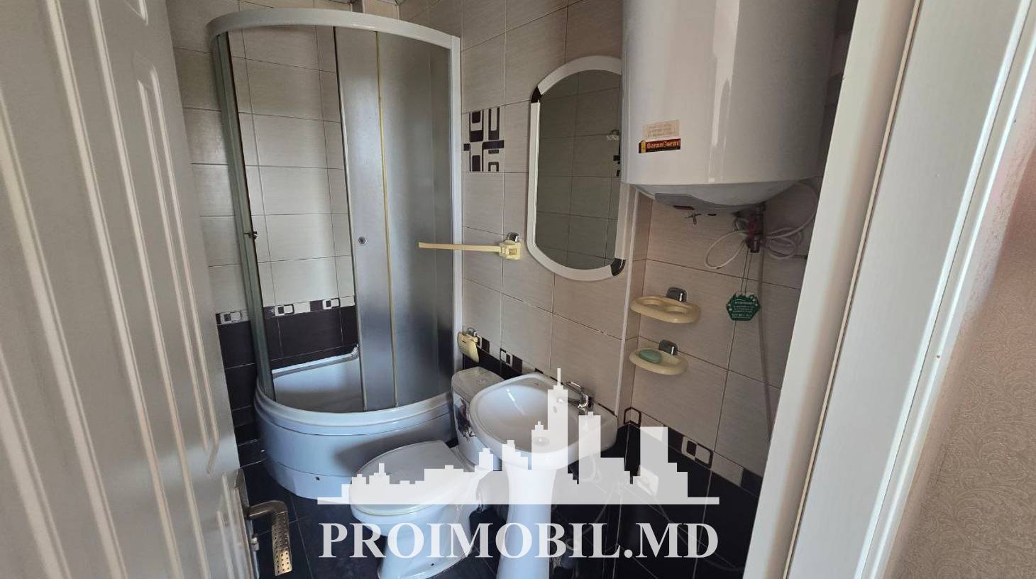 https://images.proimobil.md/71R1q-79_B0QteJLKs6SSFUUePs3YSeddY2ZvexKy_E/watermark:0.75:so:0:30:0.39/resize:fill:1460:816:1/gravity:ce/bG9jYWw6Ly8vZXN0YXRlL2xyL2ZjN2I4Y2YzLWI1NGMtNDYxMC1hMmFhLTU5N2YyMzQyMjMwMi5qcGVn