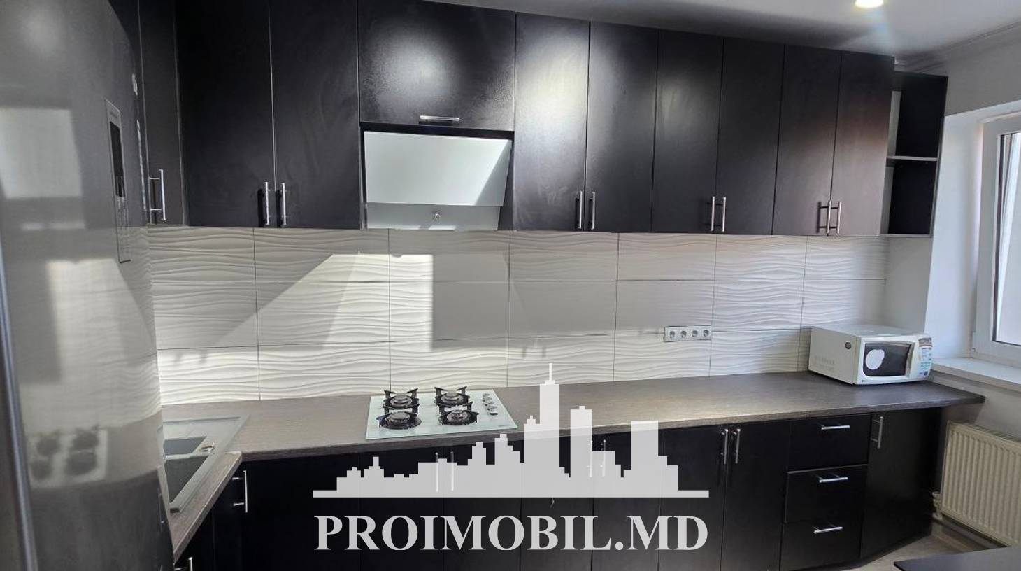 https://images.proimobil.md/75UTHTCLtvmVumOf_MkFIf6mr1A1ClFJbzvNbN3NNp0/watermark:0.75:so:0:30:0.39/resize:fill:1460:816:1/gravity:ce/bG9jYWw6Ly8vZXN0YXRlL2xyLzA5ZDQ1NDdkLTY5MGEtNDVmZS05NTc5LTVjNGU2MzUwNjBkYS5qcGVn