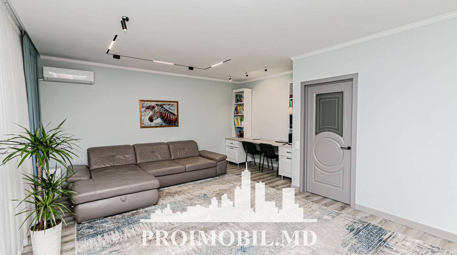 https://images.proimobil.md/79IEjPGLe4vlLOZNgAxaR4y8hugU7bxJWIYEk2cWS-s/watermark:0.75:so:0:30:0.39/resize:fill:1460:816:1/gravity:ce/bG9jYWw6Ly8vZXN0YXRlL2xyL2Q1NGFkZDI5LWJmM2MtNDdmMS1hMGVhLWZmYThjYzE3NWJkYy5qcGVn