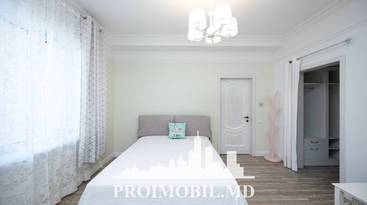 https://images.proimobil.md/7TCt5J-DeL133DI86iU14MHxM4Mm3pzxE3Y3cSoW_yA/watermark:0.75:so:0:30:0.39/resize:fill:1460:816:1/gravity:ce/bG9jYWw6Ly8vZXN0YXRlL2xyLzM4ZDA4NWRhLWU4NTItNDgwNy1iMTkwLThhZjZmYTM5MWZhOC5qcGVn
