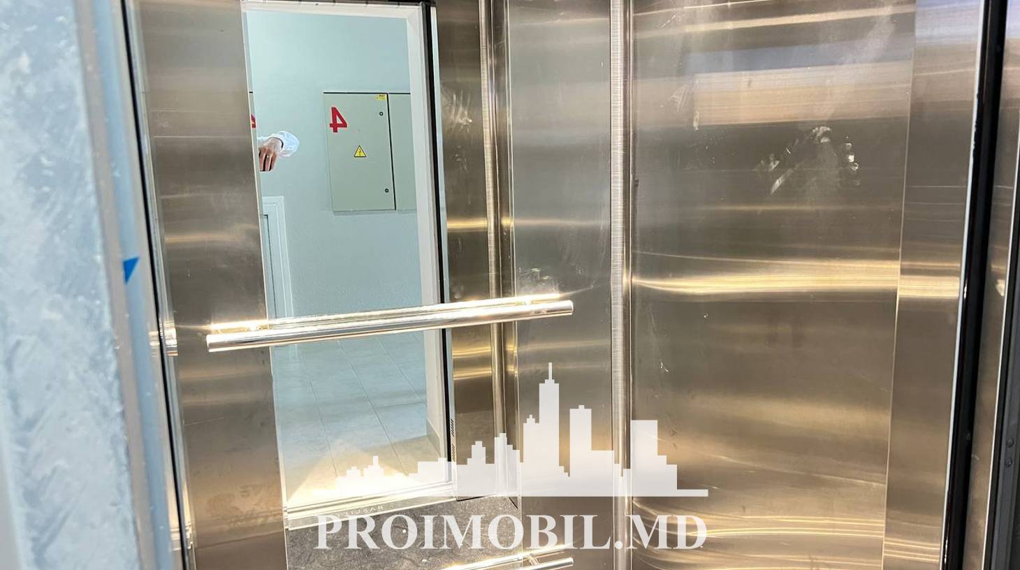 https://images.proimobil.md/7b4qvO-7flh1V_c-uIr1zRccRRRnCED9iVqTkW8QnhQ/watermark:0.75:so:0:30:0.39/resize:fill:1460:816:1/gravity:ce/bG9jYWw6Ly8vZXN0YXRlL2xyLzE5MjVjNTNkLTIxZjAtNGEzZC1hMDAzLTQ1NGRlNzk5Zjg4ZC5qcGVn