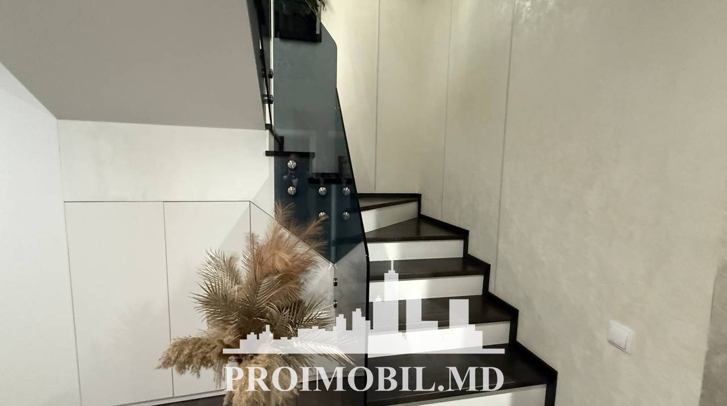 https://images.proimobil.md/831yZv2opOOuPZMU7gXNeztyNVWWqPVGYqevMabufIQ/watermark:0.75:so:0:30:0.39/resize:fill:1460:816:1/gravity:ce/bG9jYWw6Ly8vZXN0YXRlL2xyLzI3NzJmZDAwLTRmYjAtNGU0NC05ZDcyLTZjZWYzNmNiZjY2Zi5qcGVn