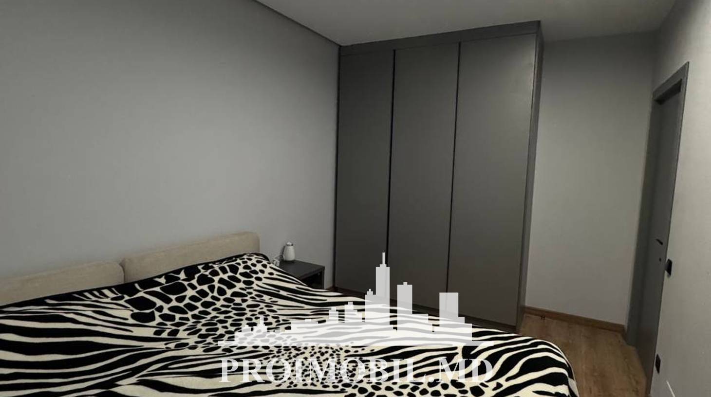 https://images.proimobil.md/88ORQFp3GUNwiMHYgd1PDFGTSzXYJqDRim1Cqb3nm0s/watermark:0.75:so:0:30:0.39/resize:fill:1460:816:1/gravity:ce/bG9jYWw6Ly8vZXN0YXRlL2xyLzJjNmVlNWVjLTI2ZjQtNDE4ZS05N2Q1LTY1ZjI0ZDE1Y2I2ZC5qcGVn