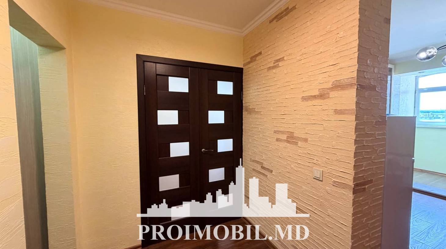 https://images.proimobil.md/8JA5Fz_WcEbvTypMpJN_9BaiHU09PkR46mFr-q7J4Rg/watermark:0.75:so:0:30:0.39/resize:fill:1460:816:1/gravity:ce/bG9jYWw6Ly8vZXN0YXRlL2xyLzcyYTI3ZjU1LTIzYzktNDJlZS1iZWFhLTg5ZTcyMDkzNDMxNC5qcGVn