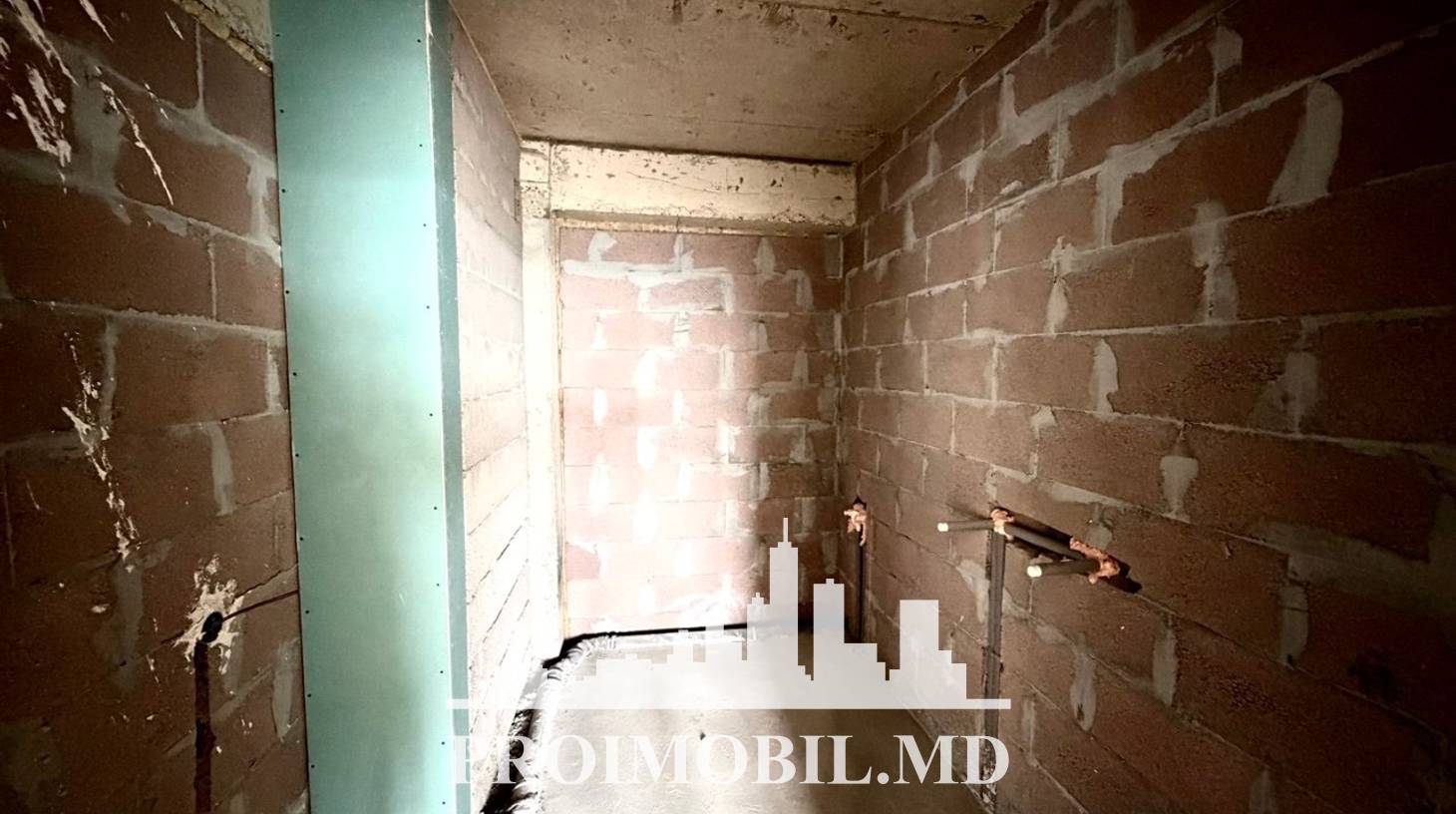 https://images.proimobil.md/8LF4DgPgvudzUqQdFBQc27FK_fGX9oJyZ2wyy4Qsd-Y/watermark:0.75:so:0:30:0.39/resize:fill:1460:816:1/gravity:ce/bG9jYWw6Ly8vZXN0YXRlL2xyLzlhZjJiYWFmLTlmZDAtNDY0Yy05MDIyLTQxNThkNGQwY2ZjNi5qcGVn