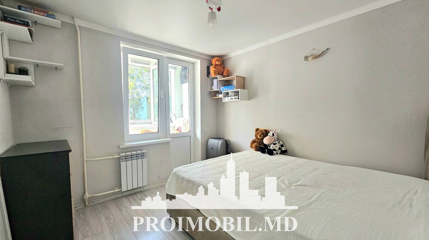 https://images.proimobil.md/8pV9liUpJA1FNiBfIlI_-fB-vBKBq7Y0oW2n18fkeqU/watermark:0.75:so:0:30:0.39/resize:fill:1460:816:1/gravity:ce/bG9jYWw6Ly8vZXN0YXRlL2xyL2Y3NDgyN2VlLThlYjAtNGZhZC1iOTQ0LTMwMzU5MDczZTJmNy5qcGVn