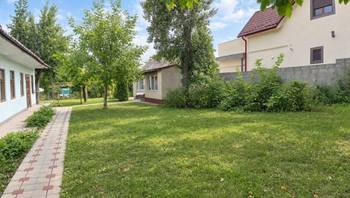 https://images.proimobil.md/8qQqpq5uN9leos_1152FjskxqLORuXRufzjKUD_NMfM/resize:fill:350:198:1/gravity:ce/bG9jYWw6Ly8vZXN0YXRlL2xyLzA2MWI4NGIyLWZkOWYtNDliNC04MWQ2LWUxYjBiZWQwMmJjNy5qcGVn