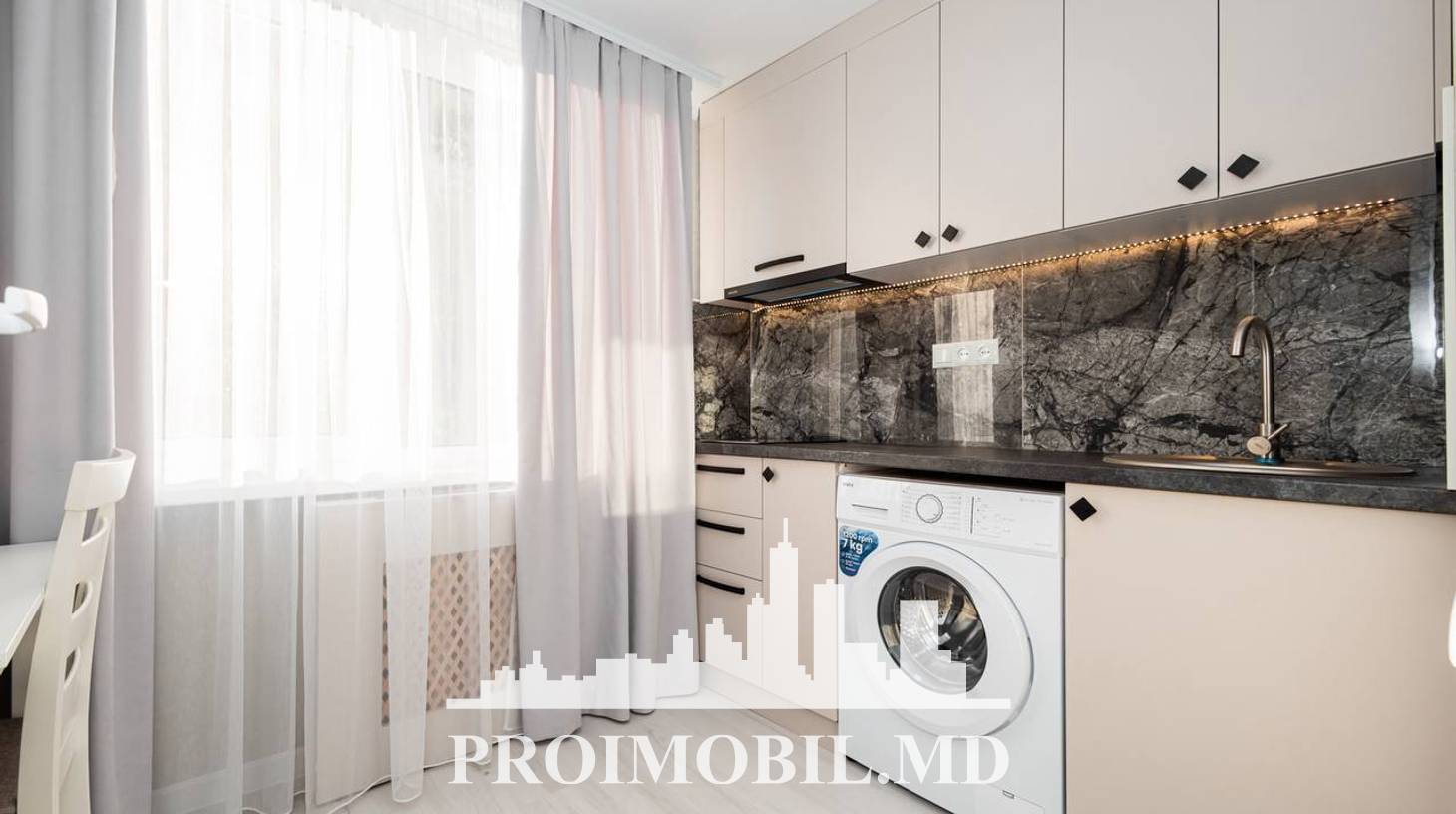 https://images.proimobil.md/8s8wo1r8ys8UKlY1Tx3Ly6Qrwh2PemmrSHf2kHoyD90/watermark:0.75:so:0:30:0.39/resize:fill:1460:816:1/gravity:ce/bG9jYWw6Ly8vZXN0YXRlL2xyLzJkN2ZlZTRhLWZjMmItNGI0YS05OTFiLTk2NjVkOWMzZDBhMy5qcGVn