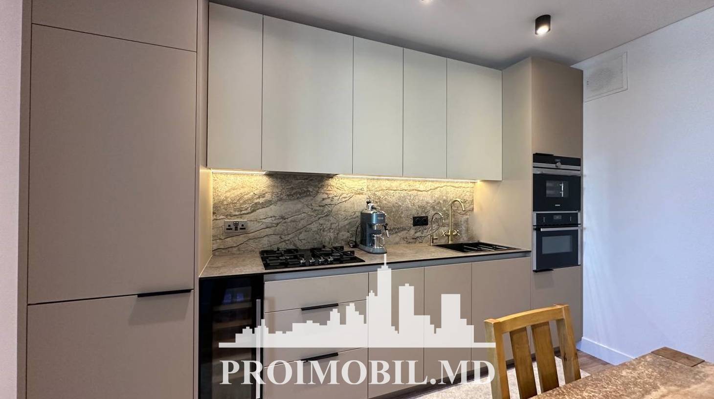 https://images.proimobil.md/8zXeCxZtQ45cTekLCSZCUlRQGCp9tEaDpAzs-dDUYRI/watermark:0.75:so:0:30:0.39/resize:fill:1460:816:1/gravity:ce/bG9jYWw6Ly8vZXN0YXRlL2xyLzIxMGI4ZGE0LTk2NjQtNDNjNi1hZDhmLTlhNWI1ODc2ZmFmNy5qcGVn