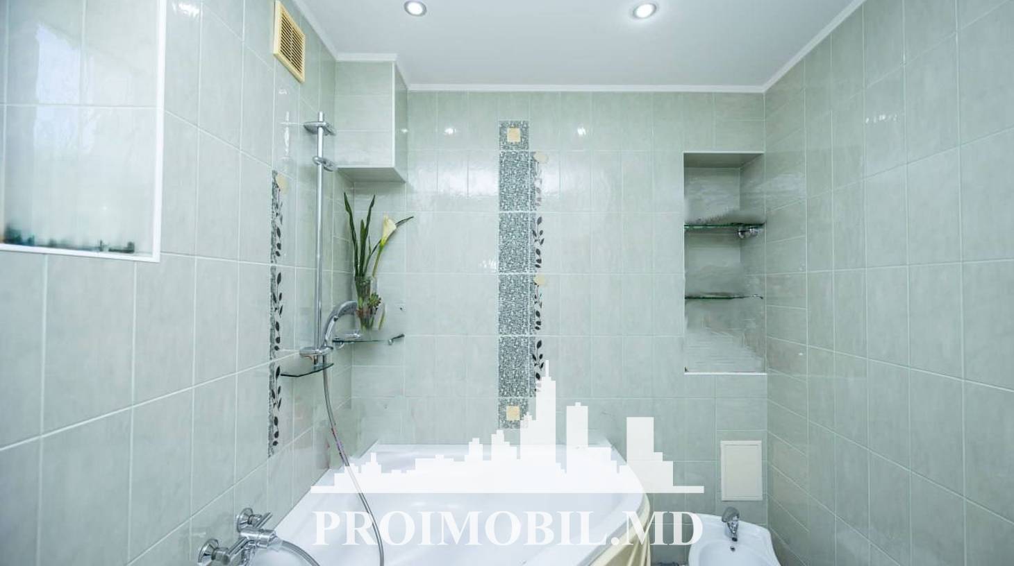 https://images.proimobil.md/98VpcWcpn5AfaUp_tkGkhtuWJbszJFRXe3z17UL_APg/watermark:0.75:so:0:30:0.39/resize:fill:1460:816:1/gravity:ce/bG9jYWw6Ly8vZXN0YXRlL2xyLzAwODliMmRmLWE2ZTItNDdjMC04ZmExLTlhZDA1NTlhYTM0Ni5qcGVn
