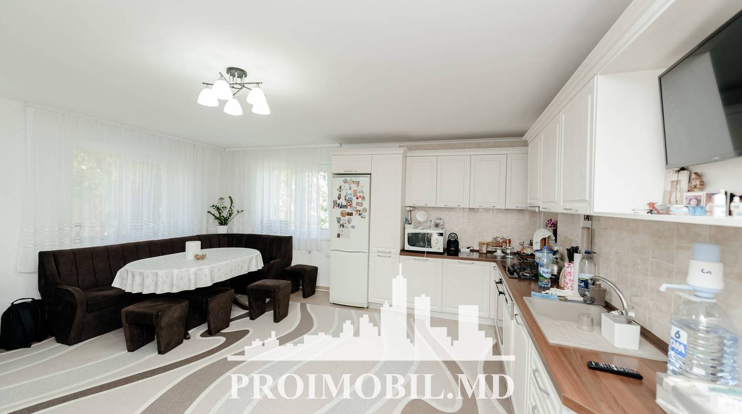 https://images.proimobil.md/9O8boybjAOtcT7YX4kbMiBDTFEn0P-5OrXQxE5Y4N7Q/watermark:0.75:so:0:30:0.39/resize:fill:1460:816:1/gravity:ce/bG9jYWw6Ly8vZXN0YXRlL2xyLzdkOGMxMGUyLTVmYmEtNGZhMC05ZWQxLTk5MDRmMzhiMmViZS5qcGVn