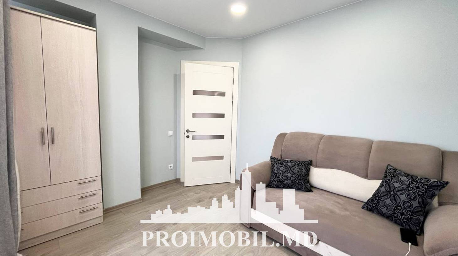 https://images.proimobil.md/9hXXKNcjhb-Mm1D37XBR6YdRY2wqVZoB_RrHmfzjS3I/watermark:0.75:so:0:30:0.39/resize:fill:1460:816:1/gravity:ce/bG9jYWw6Ly8vZXN0YXRlL2xyL2ZhMDkzNGM0LWEzNzctNDEzZS1hMmQzLTRmODE2YWU4MmU4NS5qcGVn