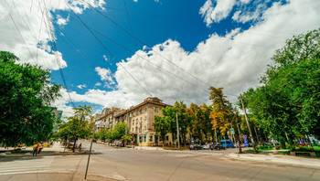 https://images.proimobil.md/9j4wzZ9jPlJCaWrE9yxSgdPzmBVi6pvJV29JvssLFKg/resize:fill:350:198:1/gravity:ce/bG9jYWw6Ly8vZXN0YXRlL2xyL2IwZTA5NjI5LTc0NzktNGE1YS1iZjViLTkyMjBmYzI4NGVlMC5qcGVn
