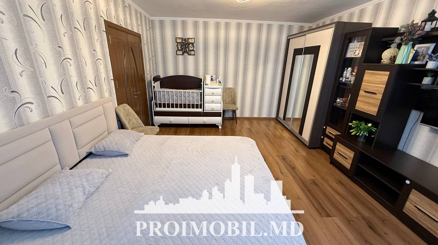 https://images.proimobil.md/9qRPHTgN1fZ-vwU28gHmSP0SwpcKt8__0VBxEMiR8kE/watermark:0.75:so:0:30:0.39/resize:fill:1460:816:1/gravity:ce/bG9jYWw6Ly8vZXN0YXRlL2xyLzM5ZmY3NzYxLWRjOGItNGFmNS1iNzkwLTU5MDA5MDU1OGVjZC5qcGVn