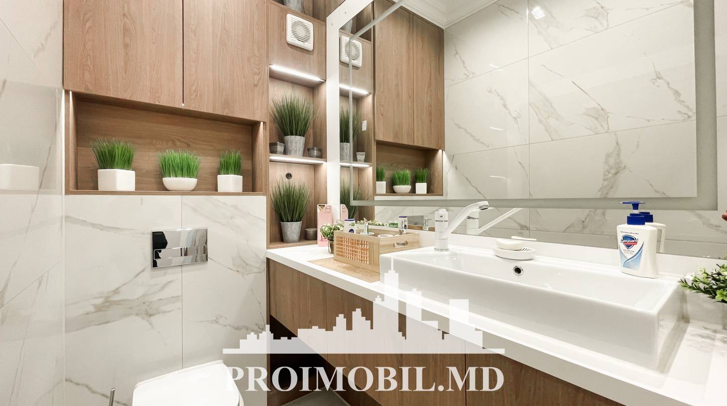 https://images.proimobil.md/9swwZxwiOncPZrQfcHeaZF64T5-SYSIM9L26NNYEi-w/watermark:0.75:so:0:30:0.39/resize:fill:1460:816:1/gravity:ce/bG9jYWw6Ly8vZXN0YXRlL2xyLzU5MzYyMjBiLWMwNWQtNDY5Zi05YTFjLWNhNDc3MGZmMmU1YS5qcGVn