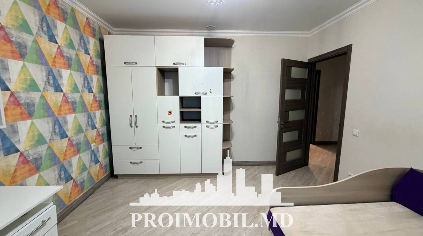 https://images.proimobil.md/9zJyYu8v_QbdUFOLgUj7pcXRvJIc-_y8Qs9Vn0UPM-8/watermark:0.75:so:0:30:0.39/resize:fill:1460:816:1/gravity:ce/bG9jYWw6Ly8vZXN0YXRlL2xyLzgxZmNkOTM3LTM3OWQtNGZmYS1hZWYwLWNmYzQ2MGIzMGRmOS5qcGVn