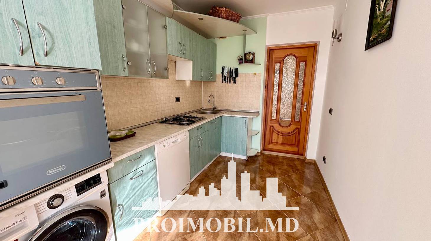 https://images.proimobil.md/A8zQhWaEa80dhapqrZQ_YWBvD_jbvh6sC5_50tR9MKM/watermark:0.75:so:0:30:0.39/resize:fill:1460:816:1/gravity:ce/bG9jYWw6Ly8vZXN0YXRlL2xyLzZkYzMzZDNlLTYwYjItNGRkYy1iMzViLWJiZWI1MjliYzhjNi5qcGVn