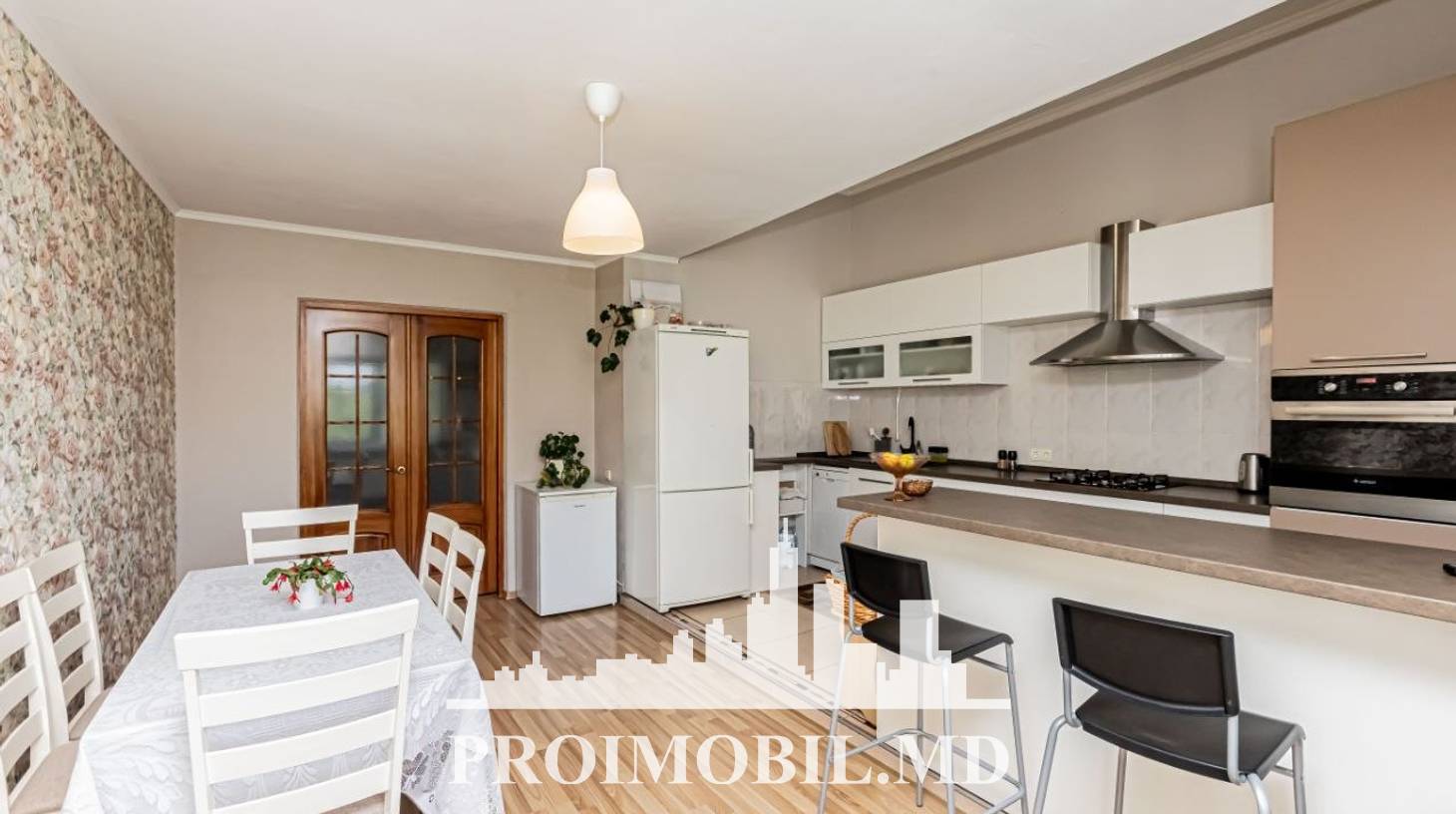 https://images.proimobil.md/A9ezm4BOF7eJ_xGoazIt9rOr2mJahMEvBN_wkWBeDw4/watermark:0.75:so:0:30:0.39/resize:fill:1460:816:1/gravity:ce/bG9jYWw6Ly8vZXN0YXRlL2xyLzljZDFhMDJhLTk0YzMtNGMwOC04MjYwLTRlOGI5ZjUyM2I2ZC5qcGVn