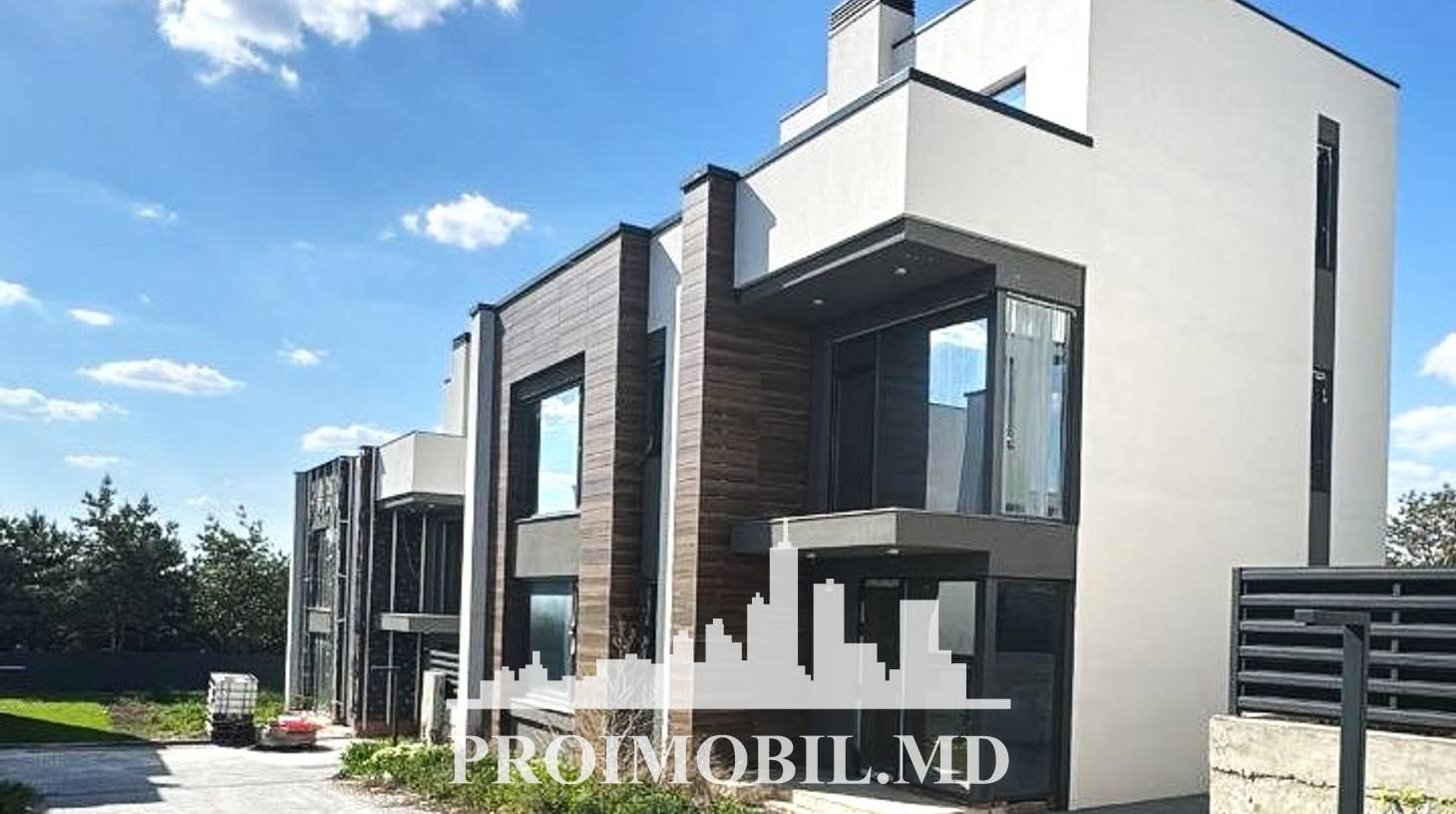https://images.proimobil.md/AQfUfwM3YU9T6rred1uez3r6OXENR2FMzwdAbYrMFWI/watermark:0.75:so:0:30:0.39/resize:fill:1460:816:1/gravity:ce/bG9jYWw6Ly8vZXN0YXRlL2xyLzVmZWRhYzM1LWQ0MDMtNDFlOS1iNjY4LTQ4OTc2OTY5MmFjNy5qcGVn