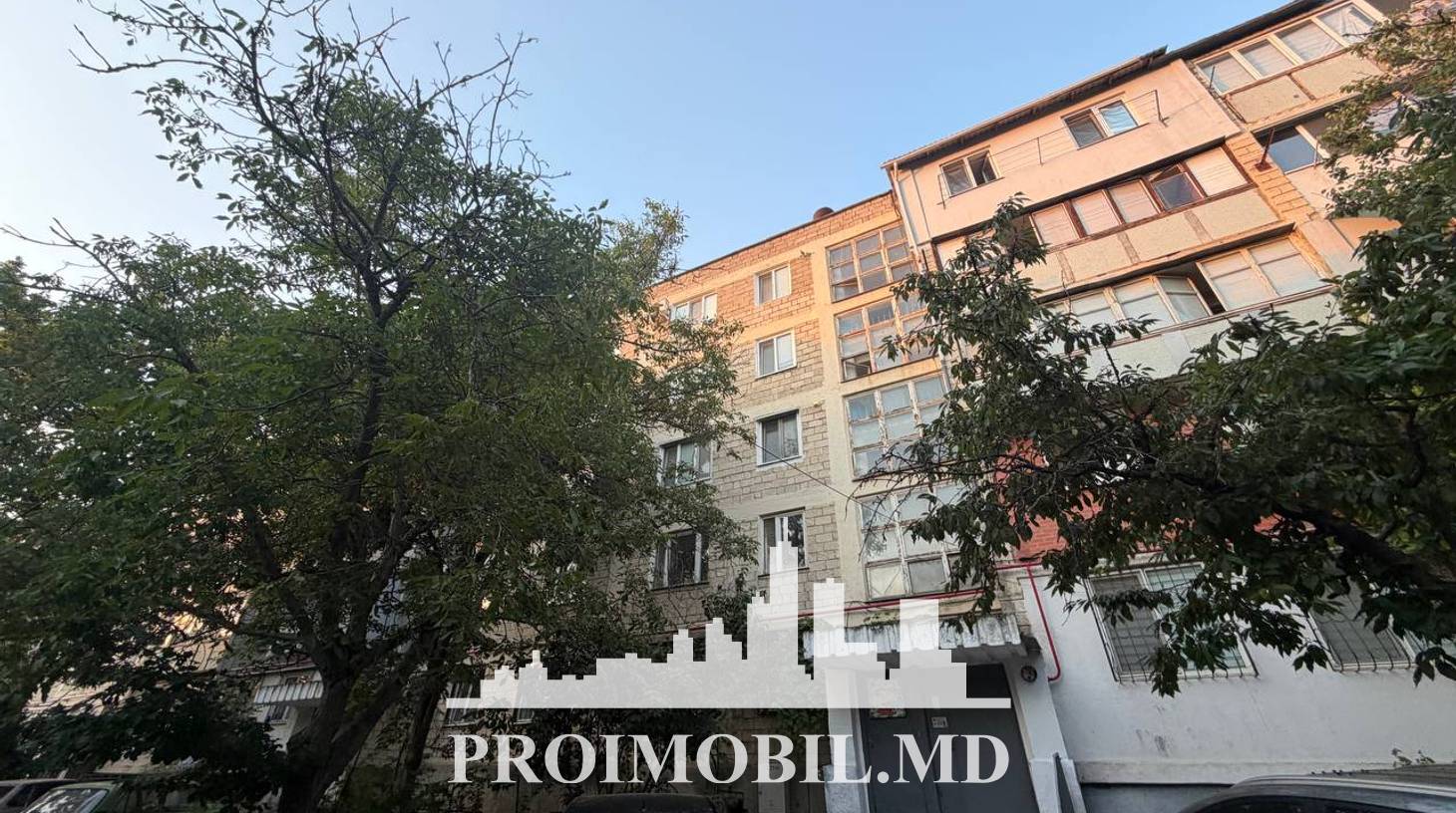 https://images.proimobil.md/AUBQcPCCKYux145xAIhUzX16Pg9xw0FNuXj71FbkCNQ/watermark:0.75:so:0:30:0.39/resize:fill:1460:816:1/gravity:ce/bG9jYWw6Ly8vZXN0YXRlL2xyLzhkMjc1ZDM3LTAyYjUtNDU1Zi1hNzZkLTA3ZTM3MmY0ODI4NC5qcGVn