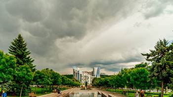 https://images.proimobil.md/AWzoNtcoCKUdNoLkhDeFV01SY2DJd8w40gryY_lEg4I/resize:fill:350:198:1/gravity:ce/bG9jYWw6Ly8vZXN0YXRlL2xyLzA0NGZlOTVkLThlYTUtNGU5MC1hYWE3LWQyZjA3OTQ4YTU1My5qcGVn