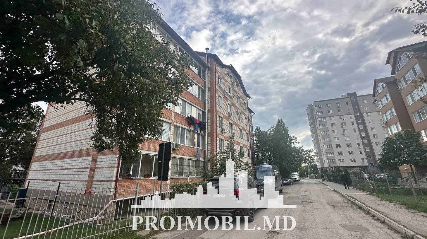 https://images.proimobil.md/Ab6Yzyus9owHEUeRKlIQGVriRhRMr_XyaJ89bNPmRIo/watermark:0.75:so:0:30:0.39/resize:fill:1460:816:1/gravity:ce/bG9jYWw6Ly8vZXN0YXRlL2xyL2VkYWJlMTIzLTJhMzktNDEzYS1hZjI3LTg5ODE3NDhiYWEwZC5qcGVn