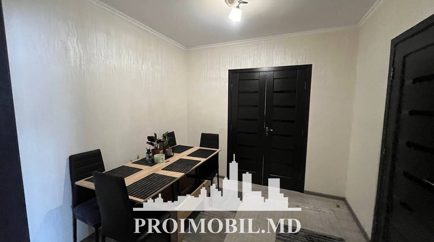 https://images.proimobil.md/Ah4bp71ulxZM1stf92yAJc5hR3gN214hCziaqjLQ2vQ/watermark:0.75:so:0:30:0.39/resize:fill:1460:816:1/gravity:ce/bG9jYWw6Ly8vZXN0YXRlL2xyL2EwYzZjMmJlLTRiMDAtNDMxOC05OGIwLWY0MTZhNDUyNmVjYS5qcGVn