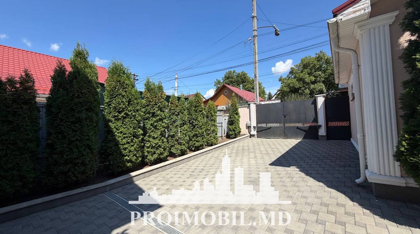 https://images.proimobil.md/AsG92K9aU8rLYFny3k_bSZNwJZ7dVNlEpQfvdelpiHg/watermark:0.75:so:0:30:0.39/resize:fill:1460:816:1/gravity:ce/bG9jYWw6Ly8vZXN0YXRlL2xyL2Q1ZGIzNDlhLWZjMjUtNGI4Mi1iYjFmLTRkNTYzN2M5MzE2ZS5qcGVn