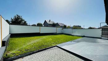 https://images.proimobil.md/BLr-JvvAeMfj3Krv_Yu_4WAoPB2NzU9VR3tsxfIzS6g/resize:fill:350:198:1/gravity:ce/bG9jYWw6Ly8vZXN0YXRlL2xyL2IxYmNiNjRjLTU5MmYtNDRhZS1hMTJmLTQ4ZWI2NmJhMjdlMS5qcGVn