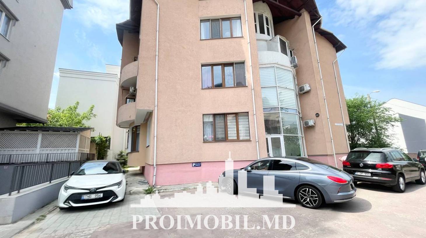https://images.proimobil.md/BTgZz4u4BrxQwRSgyKD587YqIopSNz4cNUCJ8s_fhNc/watermark:0.75:so:0:30:0.39/resize:fill:1460:816:1/gravity:ce/bG9jYWw6Ly8vZXN0YXRlL2xyLzc0YmY0MWI2LTA5YWYtNDdjYS1iMzgzLTFhNzdjNjczZjE5ZS5qcGVn
