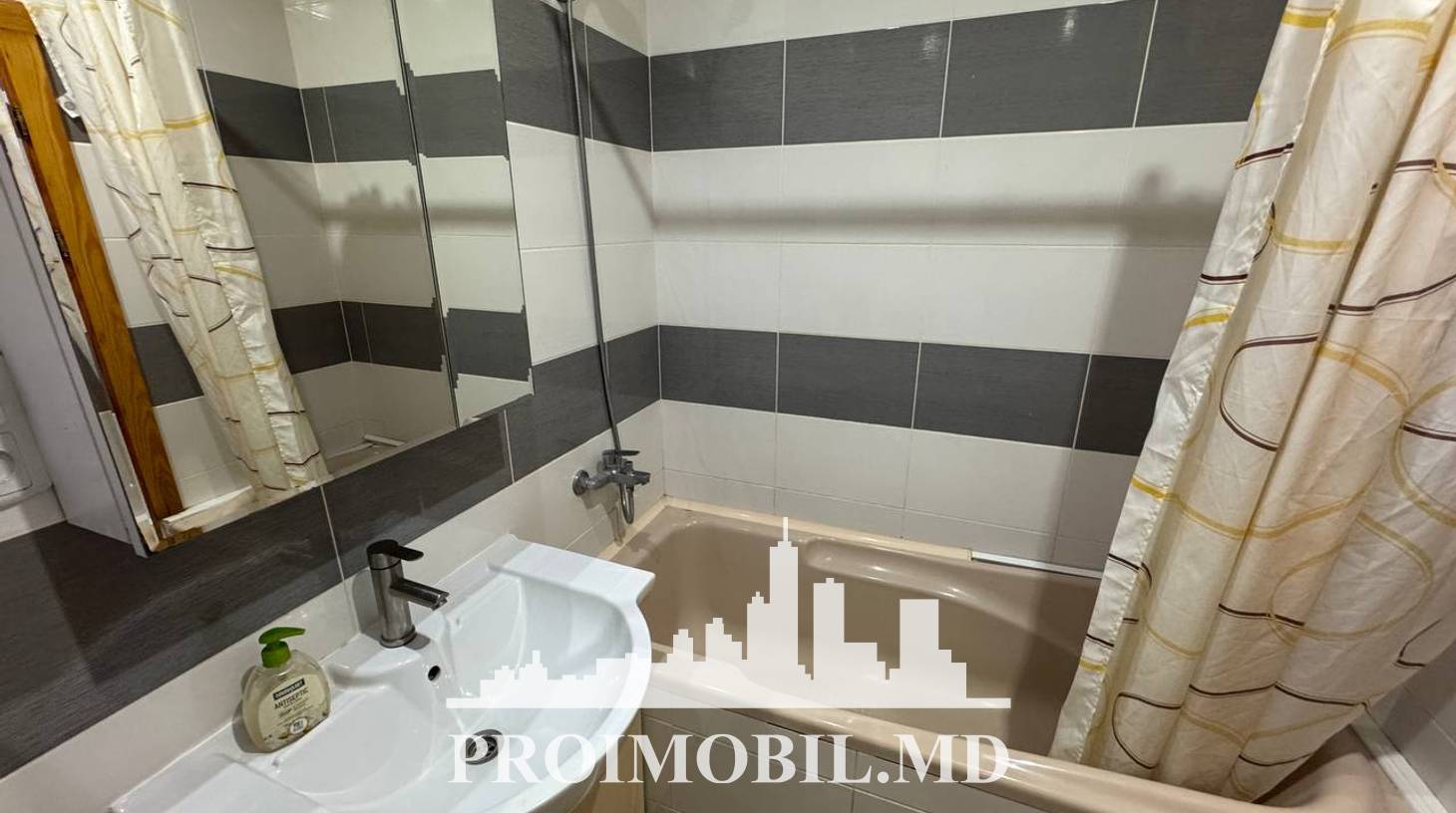 https://images.proimobil.md/BfYMsV0EeNAu2M6izN3LKu-XLJTPEQ7YzeObDeu_GbQ/watermark:0.75:so:0:30:0.39/resize:fill:1460:816:1/gravity:ce/bG9jYWw6Ly8vZXN0YXRlL2xyLzVhNTFiODExLTI0Y2QtNDQxZC04OTU0LThiM2MwMGJlNGZmMy5qcGVn