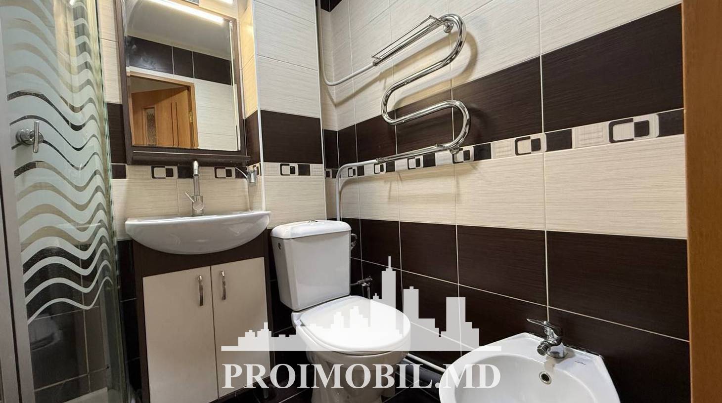 https://images.proimobil.md/BrvyeYnIhtF2FdEgg0T-Dea48S6vSLveN8w12X3xfzU/watermark:0.75:so:0:30:0.39/resize:fill:1460:816:1/gravity:ce/bG9jYWw6Ly8vZXN0YXRlL2xyL2MwMGQyYWY0LWNhYjUtNDc2Ni1iMTY2LTY2YThkNzlkYzhlZi5qcGVn