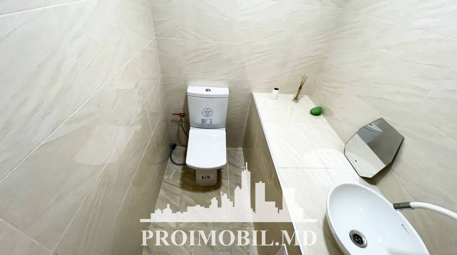 https://images.proimobil.md/ByrADLLcJCZbJm04phBQRpabIe0skaFNigG3Ir4-Bgs/watermark:0.75:so:0:30:0.39/resize:fill:1460:816:1/gravity:ce/bG9jYWw6Ly8vZXN0YXRlL2xyL2I4NTgwMDZiLWY3ZjEtNGI3Ny05Mjg3LTY2YTFhYzA5YWJmZi5qcGVn