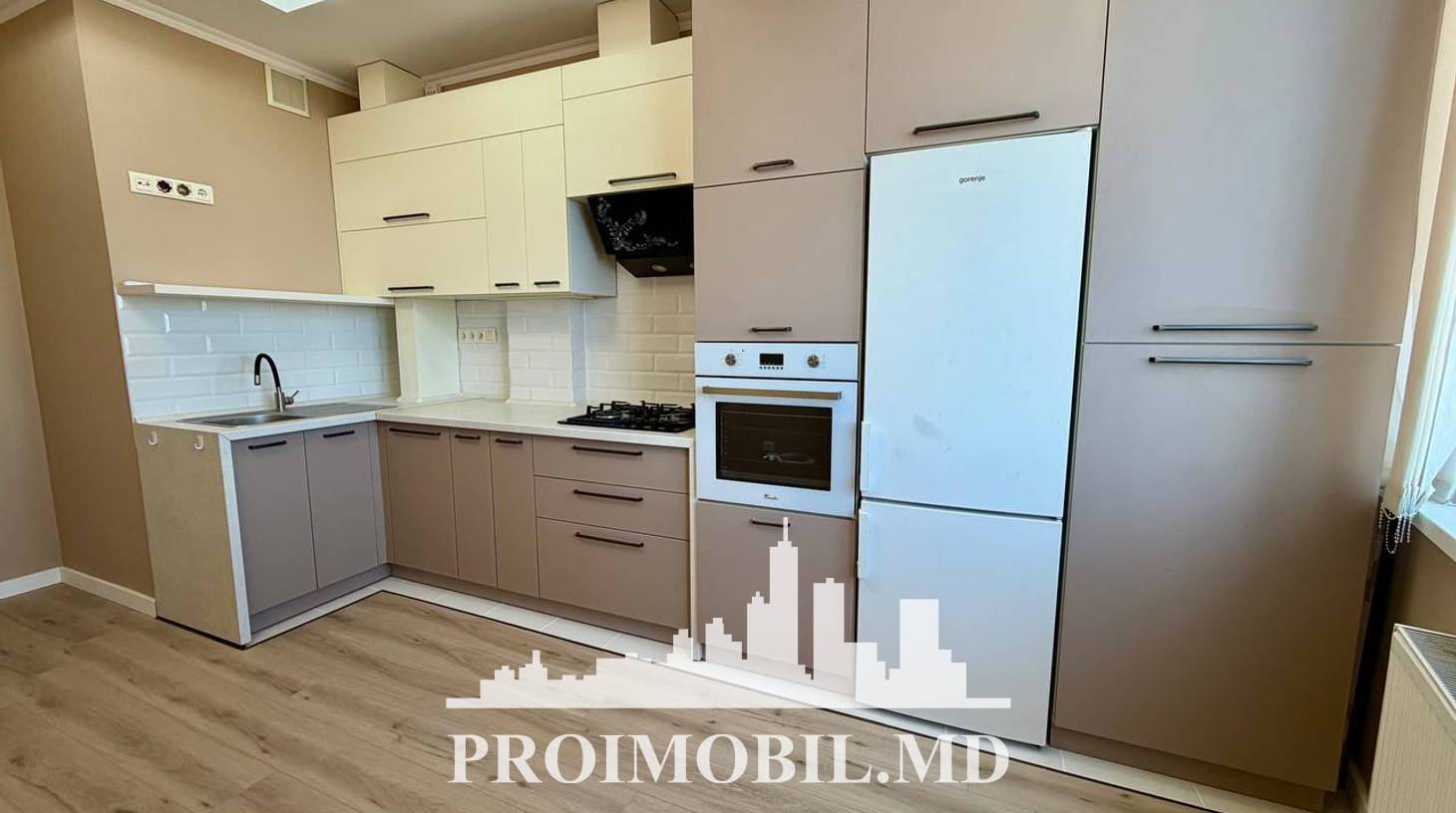 https://images.proimobil.md/C5R3dKplN4f9zX2iNxZ31hIvn0nIpbIB7u3hOQgT0B0/watermark:0.75:so:0:30:0.39/resize:fill:1460:816:1/gravity:ce/bG9jYWw6Ly8vZXN0YXRlL2xyL2Q1ZThhODM5LTRlZDktNDA1Ny05YmQ5LTg5MzNmZjIzNzRiZC5qcGVn