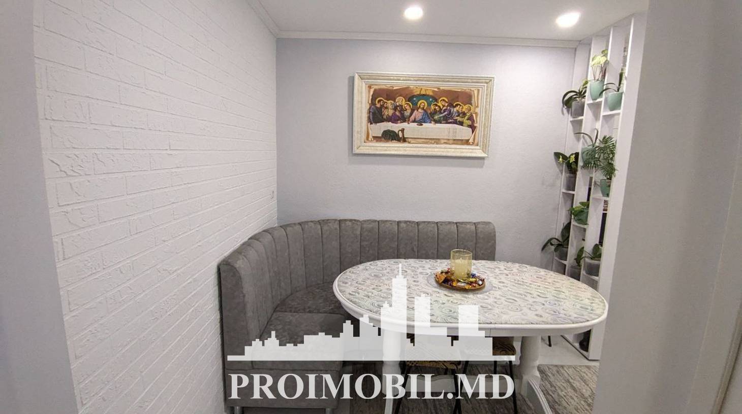 https://images.proimobil.md/CZ9onB2HJZgEKmtC7j6nAZk4hFTe-9oxGa3P7UuU1xo/watermark:0.75:so:0:30:0.39/resize:fill:1460:816:1/gravity:ce/bG9jYWw6Ly8vZXN0YXRlL2xyLzU5MTJkMDk1LWRiNmYtNDZmYS04OTcyLTQxMzcyZTI2YjY0Ni5qcGVn