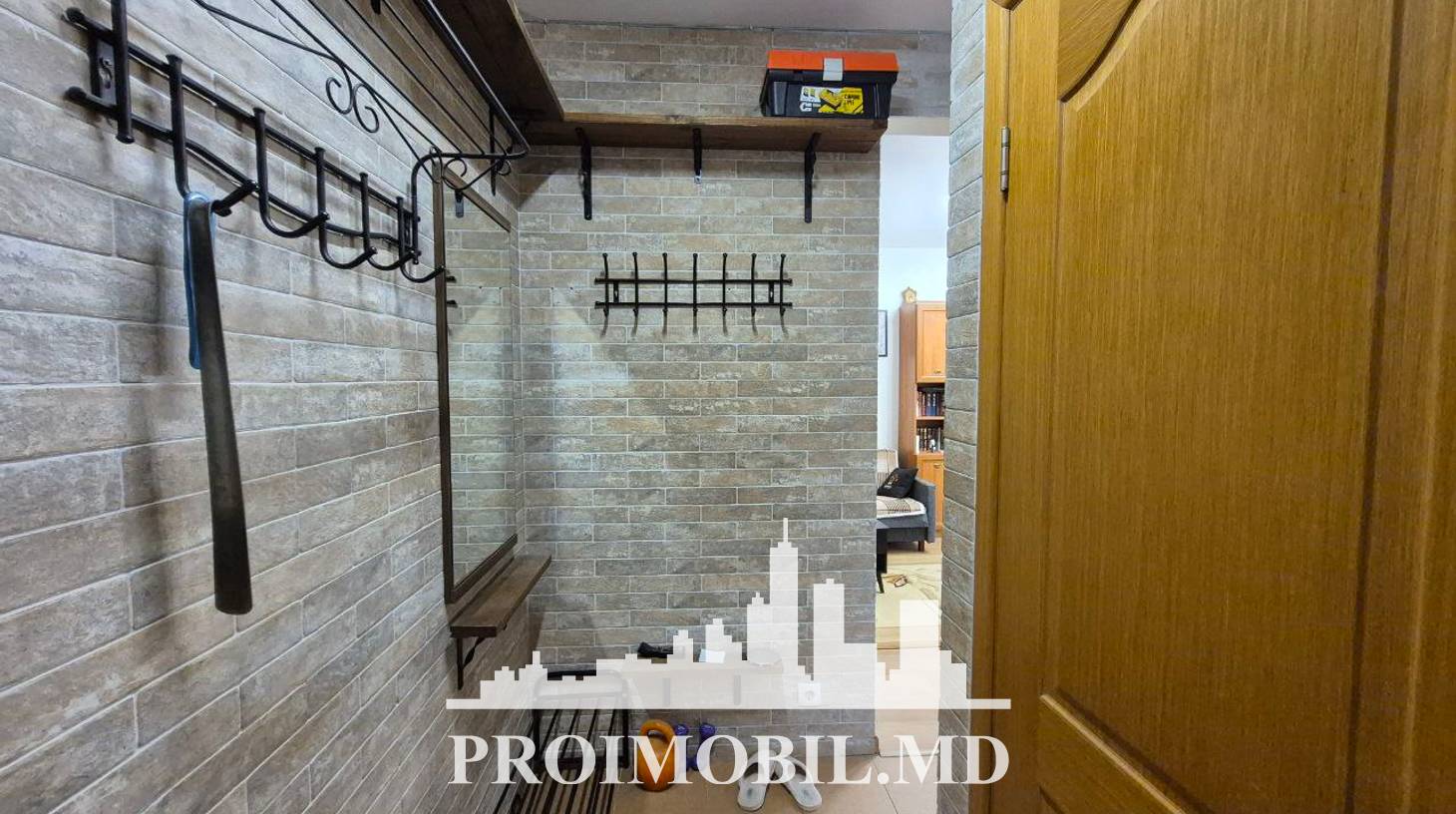 https://images.proimobil.md/Cm0wQ2b2h2KPyoKyoxUro0t0e672l7m-1-zDk5uF_3k/watermark:0.75:so:0:30:0.39/resize:fill:1460:816:1/gravity:ce/bG9jYWw6Ly8vZXN0YXRlL2xyL2U5NjBmZjg5LWY0MDAtNGE0NS05ZDFjLTlkMjFjNjY3YmU4Zi5qcGVn