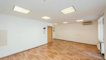 https://images.proimobil.md/CpJamAwIVQ_k6K16z3t97xWYhLibF8izGsPV6gv6Vrg/resize:fill:350:198:1/gravity:ce/bG9jYWw6Ly8vZXN0YXRlL2xyLzRkN2U2YzQ2LTBkYzEtNGI3ZS04ZGRkLWJkNGZhMDE2NmRiZS5qcGVn