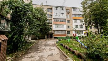 https://images.proimobil.md/CwNrrPfPjpO7dYnVMZ_Or2EkQURUNrKprypIv_f7X9o/resize:fill:350:198:1/gravity:ce/bG9jYWw6Ly8vZXN0YXRlL2xyLzU1ODQ1ZmE1LWNiOTYtNDRjMy04YzNkLWEyYzZiOWIxNjMwZC5qcGVn