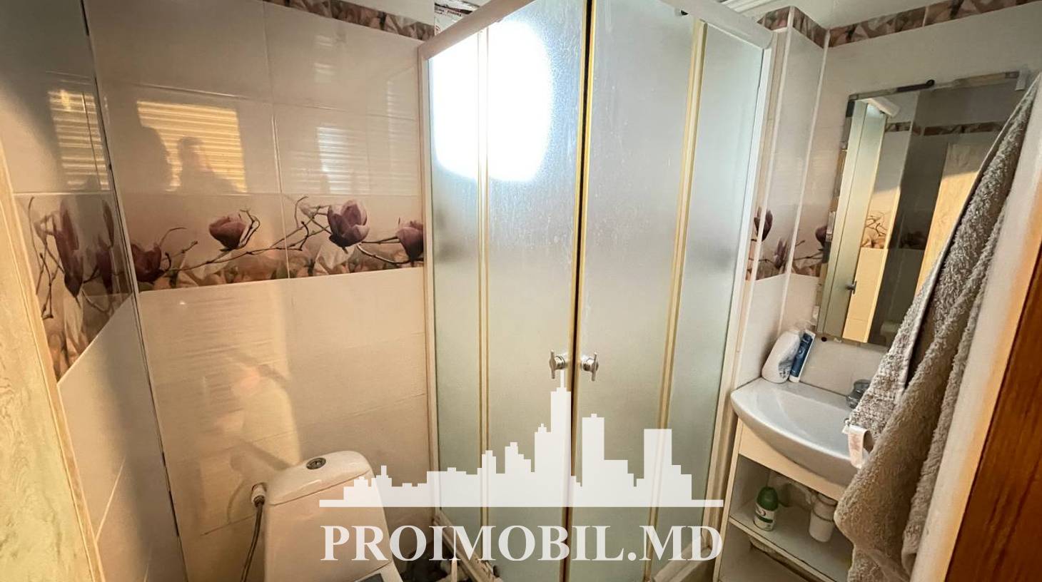 https://images.proimobil.md/D2Pq31u9zUWCaDUQUI-0uH8X_HyT5IebBG5CRPIZ8RI/watermark:0.75:so:0:30:0.39/resize:fill:1460:816:1/gravity:ce/bG9jYWw6Ly8vZXN0YXRlL2xyL2NiZTE4MWE1LWZjYWQtNDcwNC1iNjI2LTllY2ZlOWY2YWYxYi5qcGVn