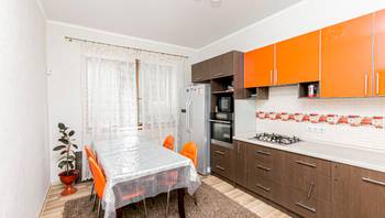 https://images.proimobil.md/D57aptoLsHBOZ56_Wg5gmKv7Mw3SXE4b7NOK-9cYdkQ/resize:fill:350:198:1/gravity:ce/bG9jYWw6Ly8vZXN0YXRlL2xyLzE3OGNmN2UyLTVhMTMtNDIzOC05MWNiLTU3ZDk3MjI0NDcxMy5qcGVn