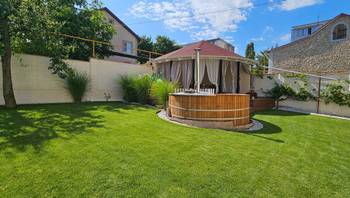 https://images.proimobil.md/D5YISI3oyyLrFd18Fr9xyO2hTzWp455u9bZgrqT3Q1A/resize:fill:350:198:1/gravity:ce/bG9jYWw6Ly8vZXN0YXRlL2xyL2MwZjJhMGRkLTNlMTMtNDIyNC1iN2Y3LTQ1YWVjYTJhMzdmMi5qcGVn