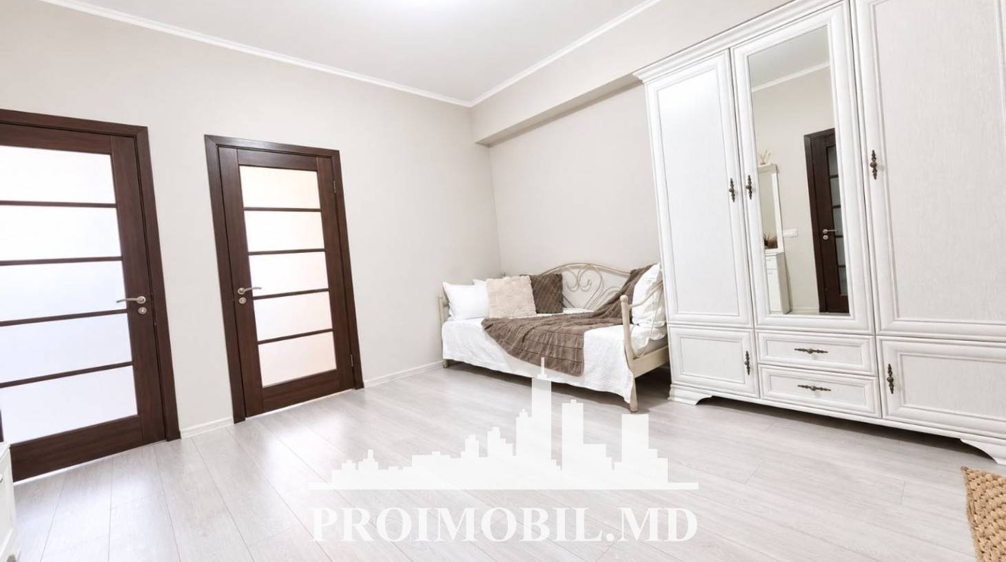 https://images.proimobil.md/DMI6X5ImSbtyc4hsUzE4XtTAvG92tjvHHkiy7YM_HOM/watermark:0.75:so:0:30:0.39/resize:fill:1460:816:1/gravity:ce/bG9jYWw6Ly8vZXN0YXRlL2xyLzA2MmU4MGNjLWYyOTItNGU5Yi04MmIzLTFhOGZhMzI4ZjY3MC5qcGVn