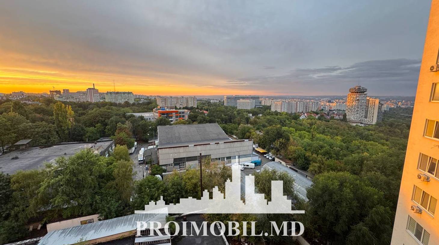 https://images.proimobil.md/Day1nOihX76r4xrWmL8pZHiNzbG8AsUzIwFK5GUrvrM/watermark:0.75:so:0:30:0.39/resize:fill:1460:816:1/gravity:ce/bG9jYWw6Ly8vZXN0YXRlL2xyL2FiNTM1ZDBlLTU2NTMtNDRkOS1hNDhmLTc3Mzk0NjVkMjIwOC5qcGVn